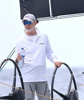 Imagen secundaria 2 - El Rey, a bordo del Aifos durante la primera jornada de regatas, junto a la tripulación