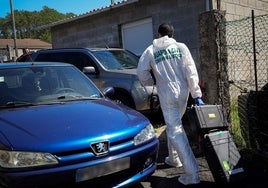 Un agente de criminalística de la Guardia Civil sale del lugar donde ha ocurrido el suceso