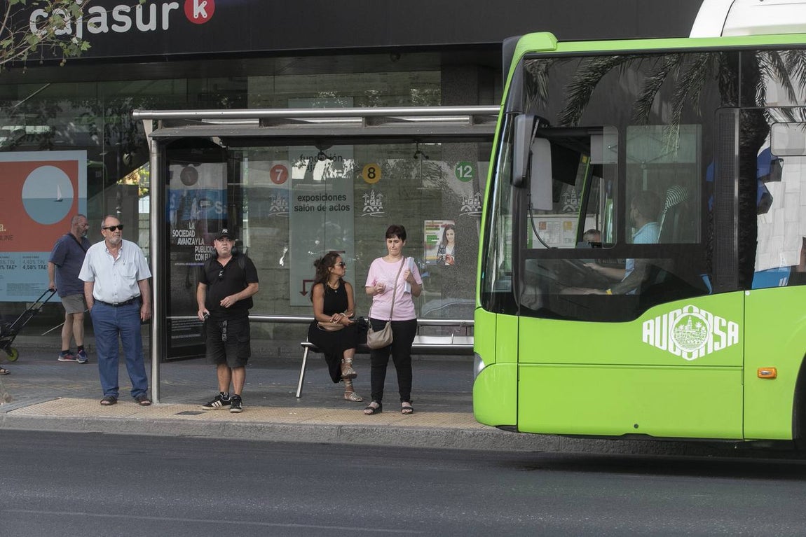 Viajeros en los autobuses de Aucorsa, en imágenes