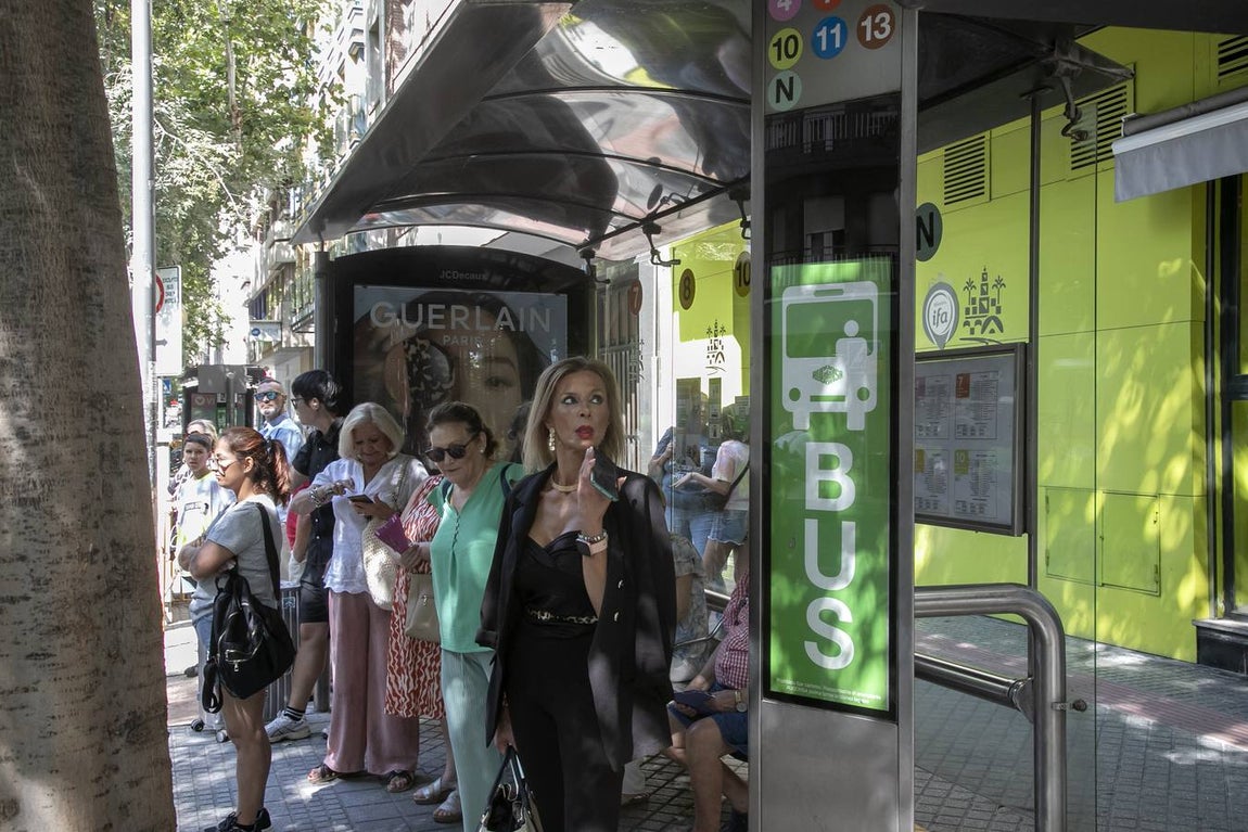 Viajeros en los autobuses de Aucorsa, en imágenes