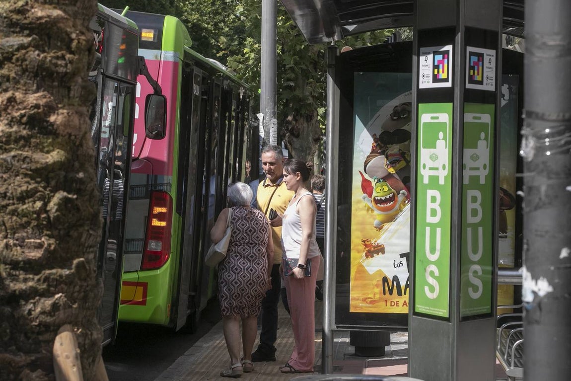 Viajeros en los autobuses de Aucorsa, en imágenes