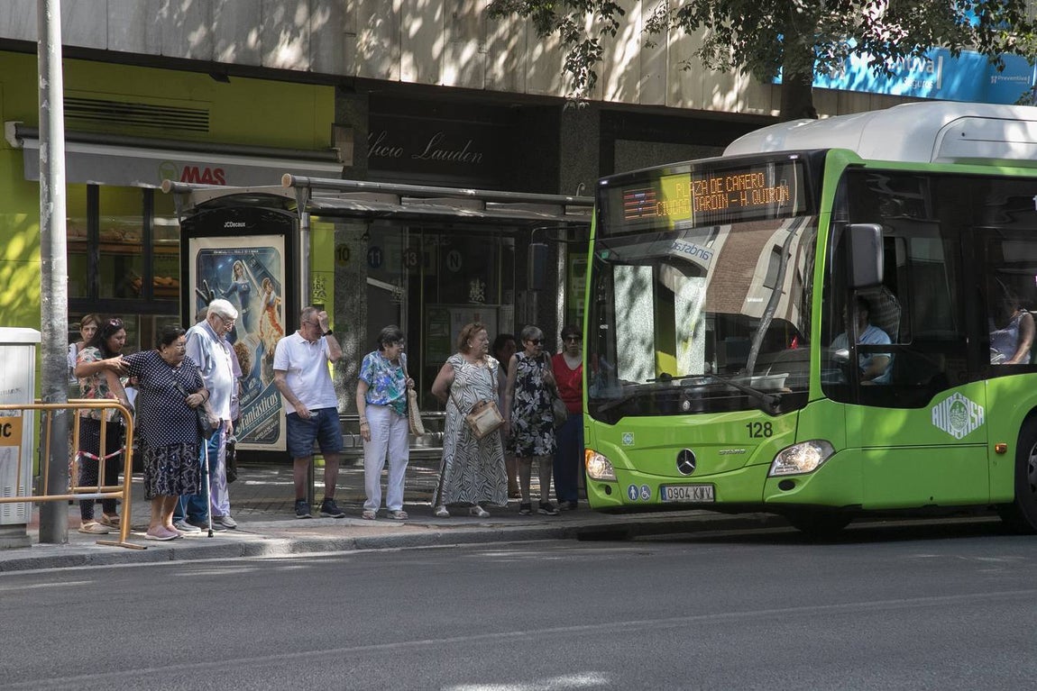 Viajeros en los autobuses de Aucorsa, en imágenes