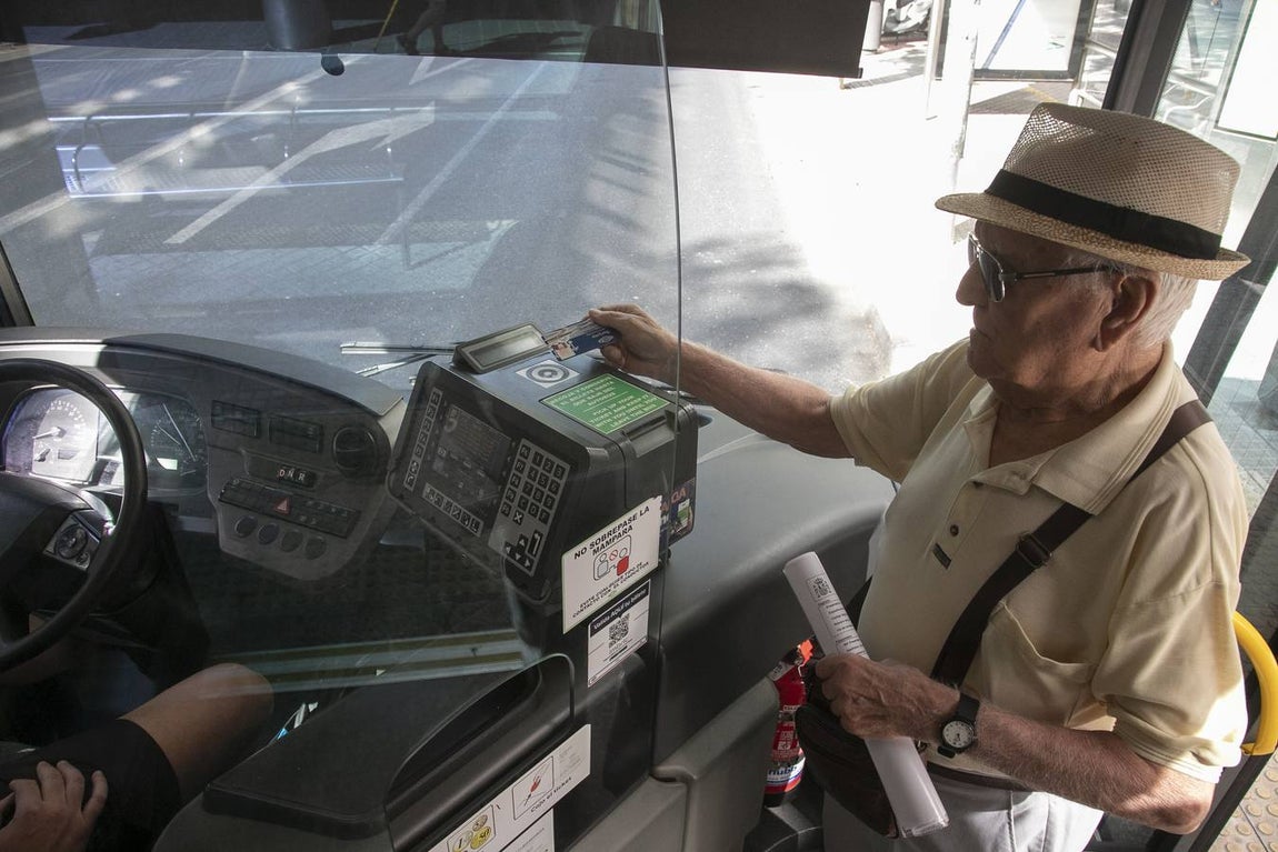 Viajeros en los autobuses de Aucorsa, en imágenes