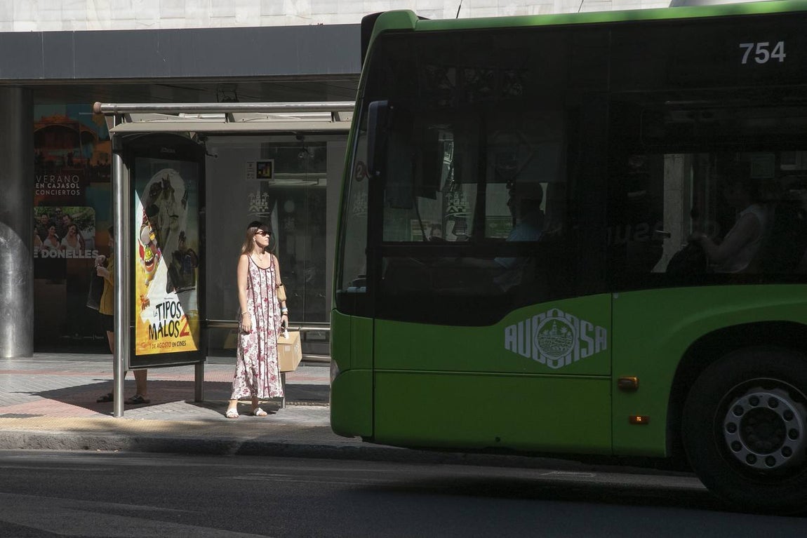 Viajeros en los autobuses de Aucorsa, en imágenes