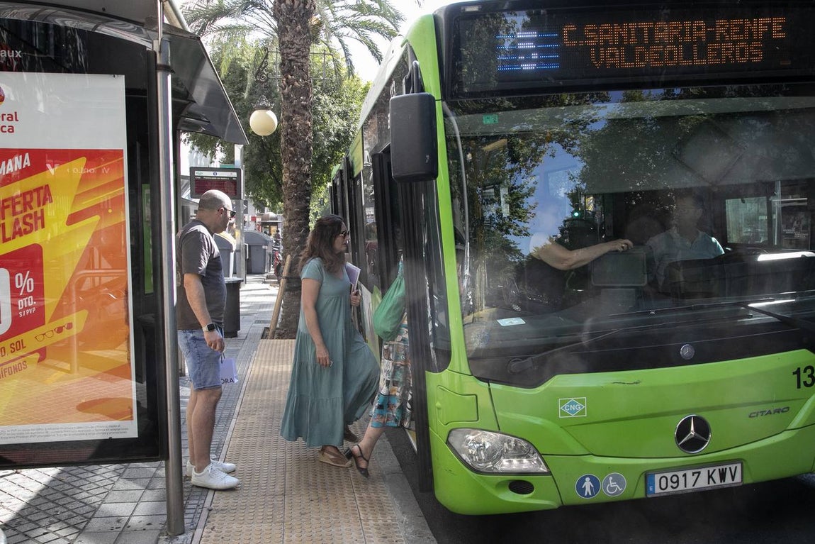 Viajeros en los autobuses de Aucorsa, en imágenes