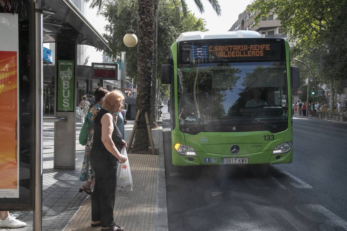 Viajeros en los autobuses de Aucorsa, en imágenes