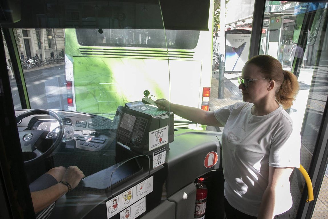 Viajeros en los autobuses de Aucorsa, en imágenes