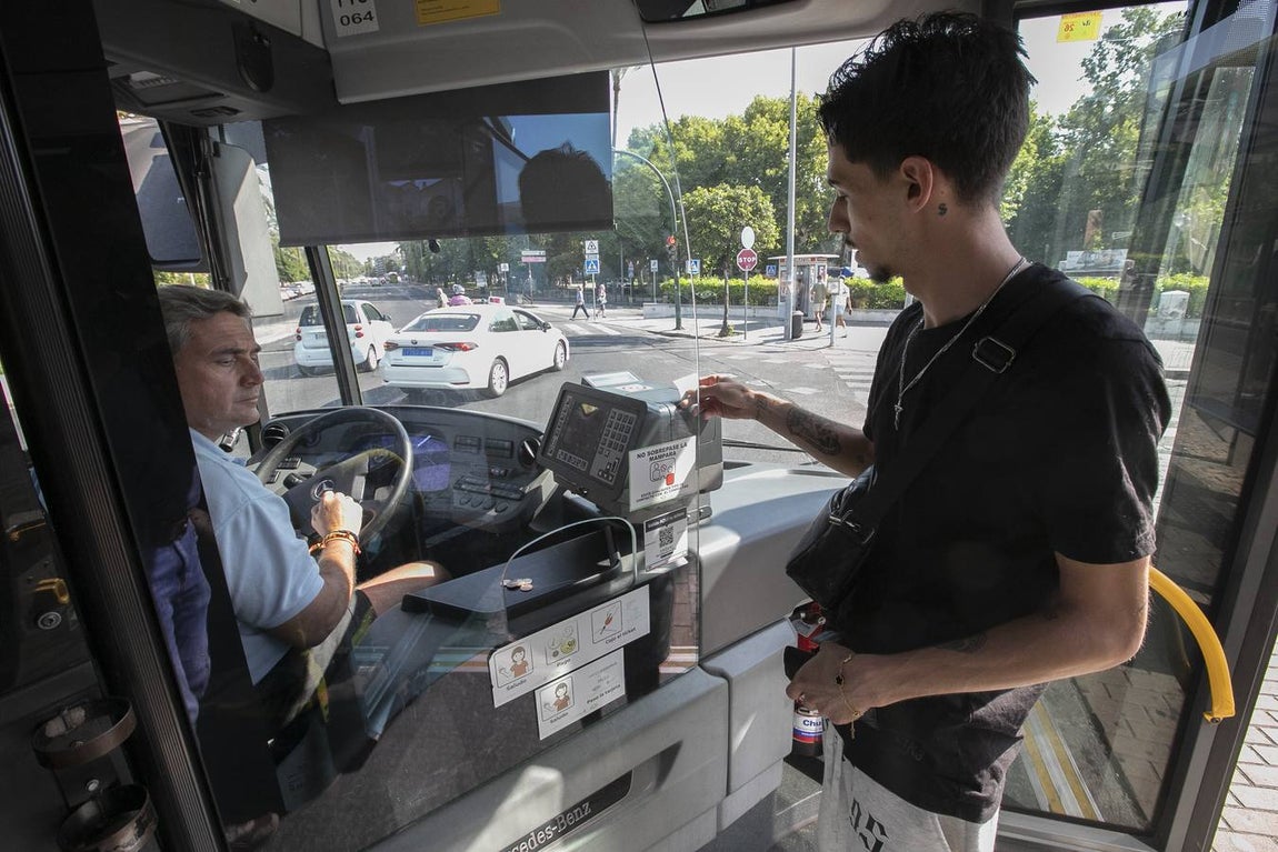 Viajeros en los autobuses de Aucorsa, en imágenes