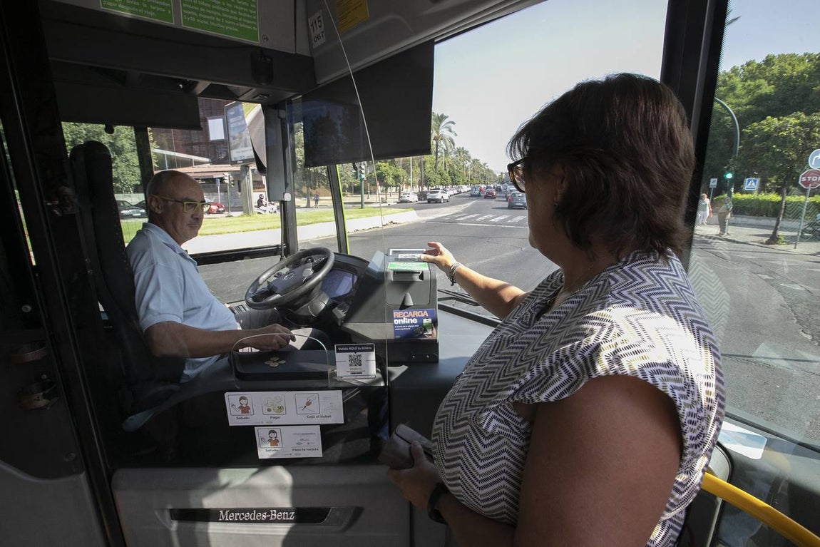 Viajeros en los autobuses de Aucorsa, en imágenes