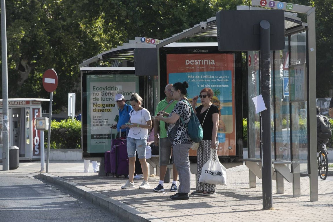 Viajeros en los autobuses de Aucorsa, en imágenes