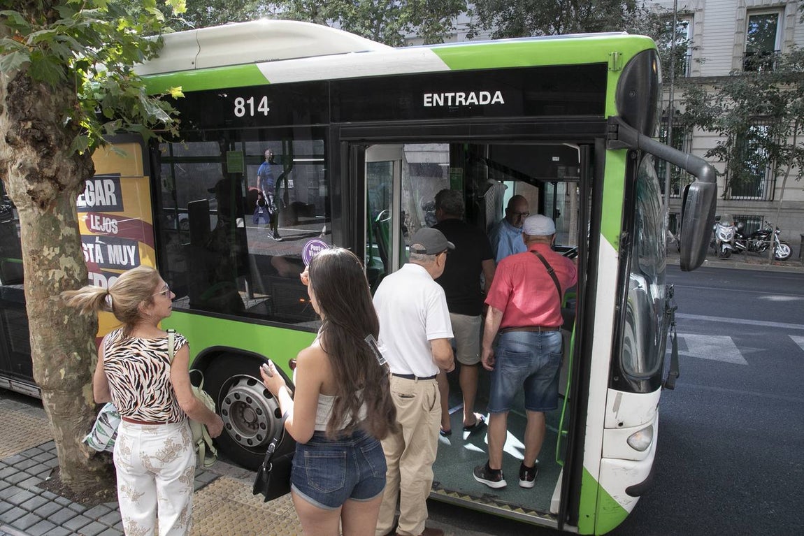 Viajeros en los autobuses de Aucorsa, en imágenes