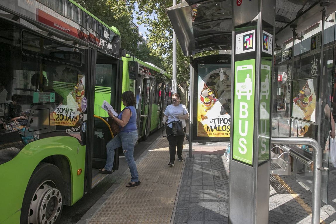 Viajeros en los autobuses de Aucorsa, en imágenes