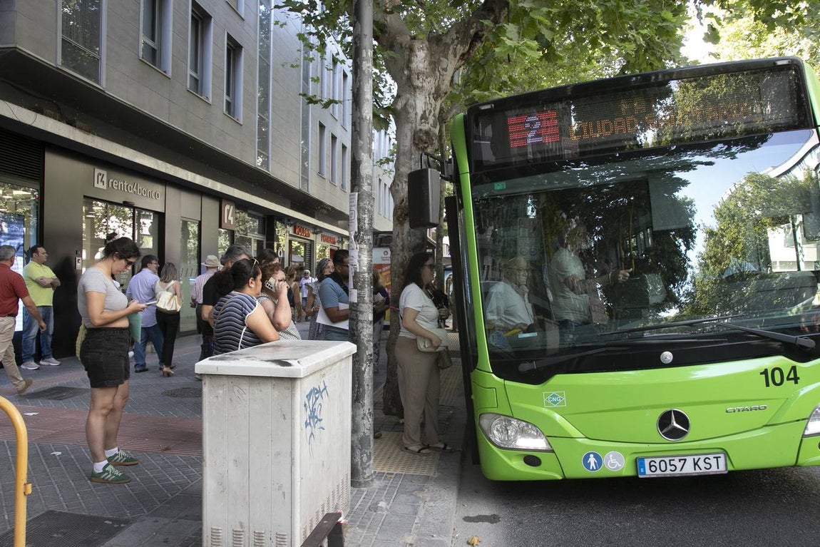 Viajeros en los autobuses de Aucorsa, en imágenes