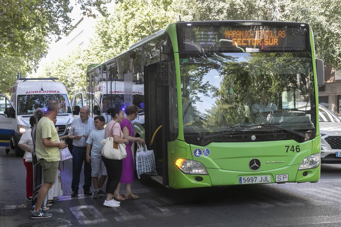 Viajeros en los autobuses de Aucorsa, en imágenes