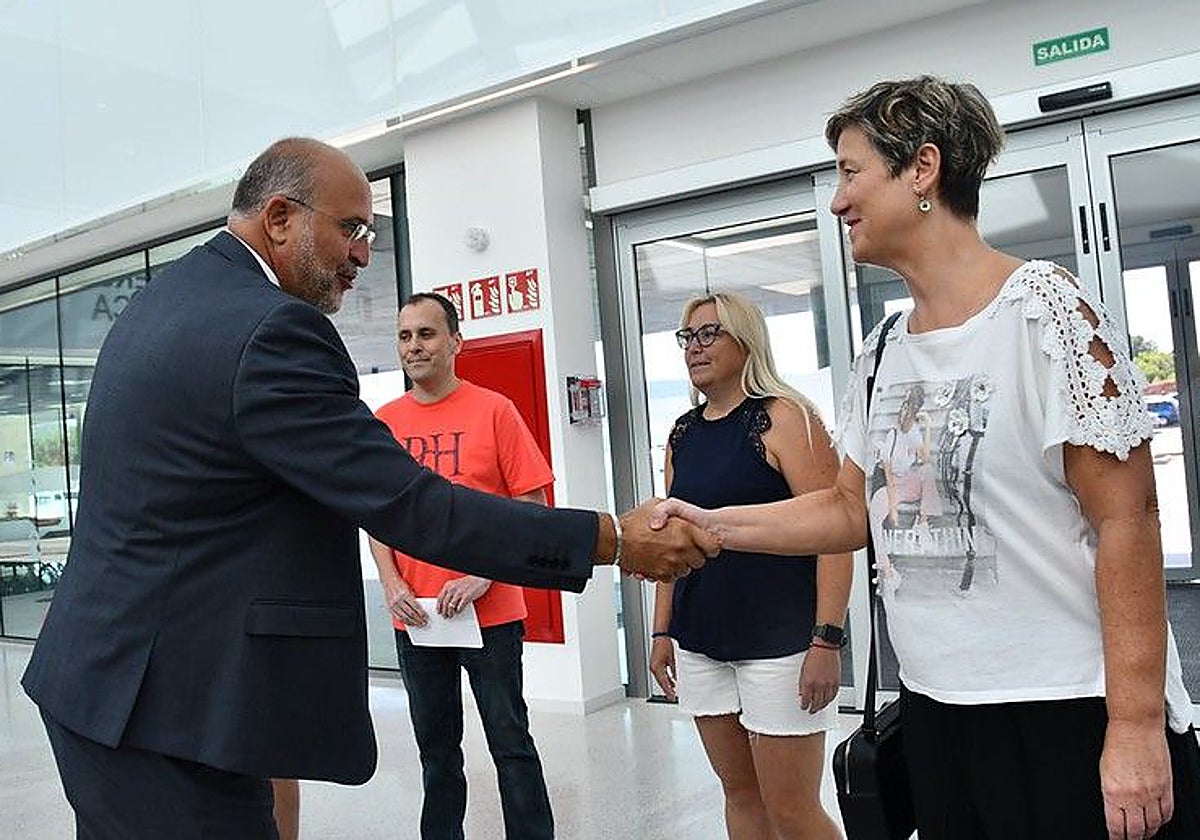 El vicepresidente de Castilla-La Mancha saluda a los primeros pacientes que llegan al nuevo Hospital Universitario de Cuenca