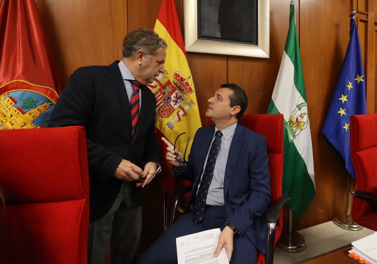 El presidente de la Diputación de Córdoba que cursó estudios de Derecho, dialoga con el alcalde, licenciado en Derecho