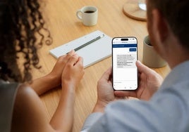Imagen de dos clientes usando el servicio de atención al cliente