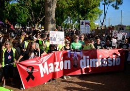 Varios familiares de víctimas de la dana, con pancartas y la palabra 'Justicia' en Catarroja (Valencia), este martes