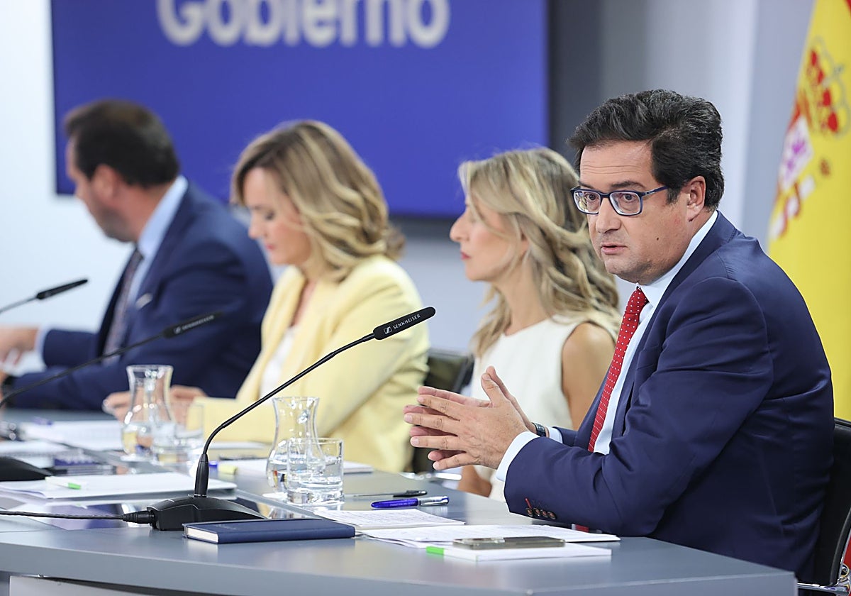 El ministro Óscar López explica el proyecto de ley tras la reunión del Consejo de Ministros
