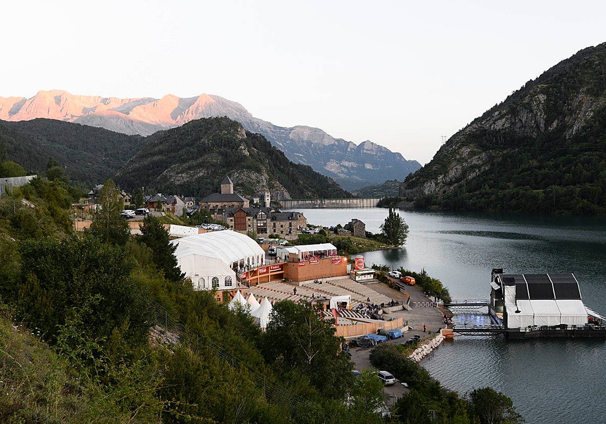 El gran atractivo del festival, aparte del cartel, es el escenario flotante de Lanuza