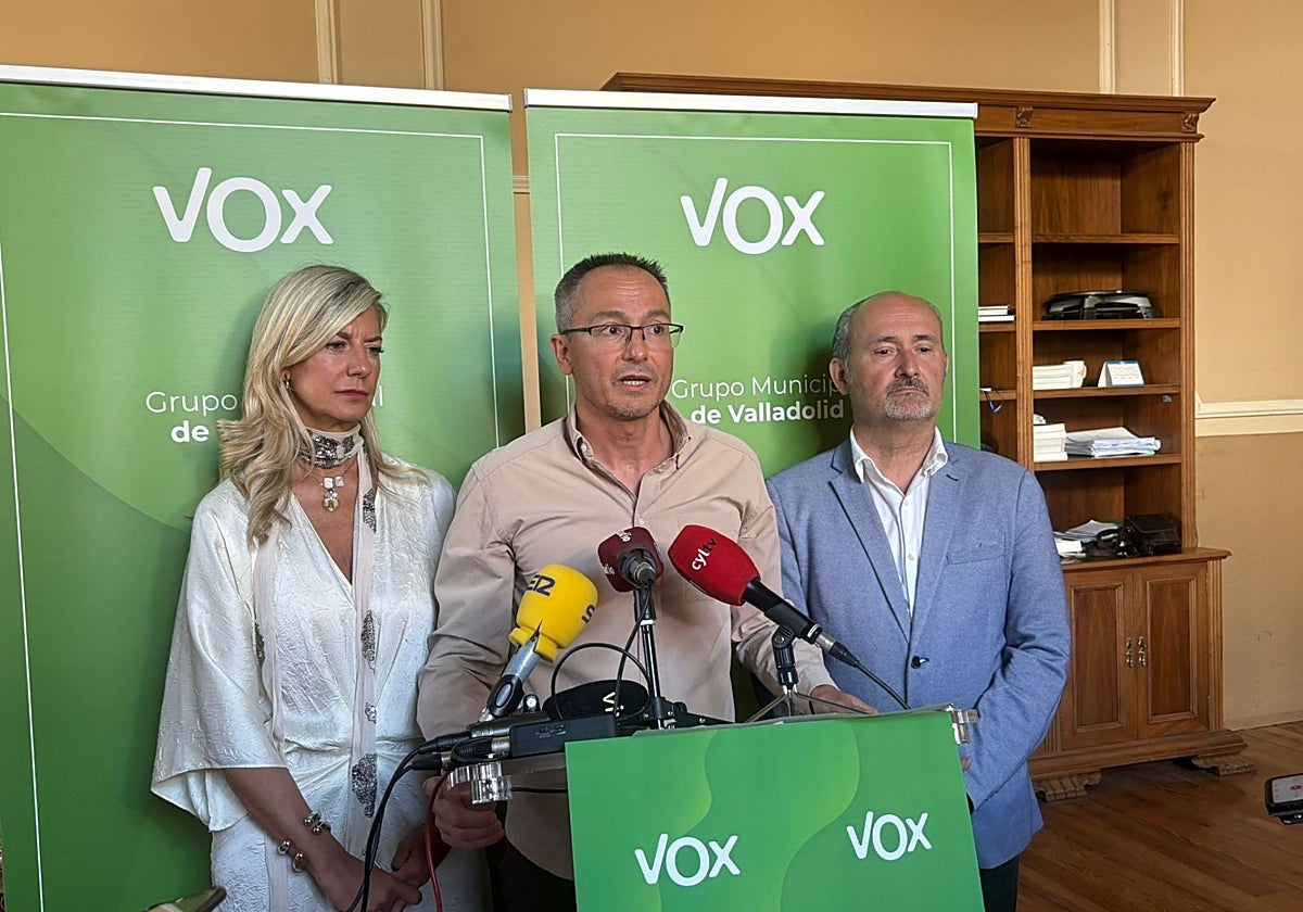 La portavoz del grupo municipal Vox, Irene Carvajal, y los concejales Víctor Manuel Martín y Dionisio Alberto Cuadrado