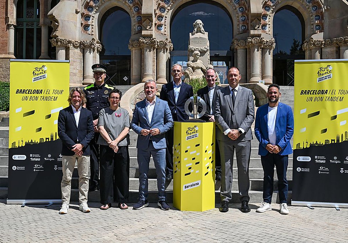 Presentación del trofeo oficial del Tour recibido por el alcalde, Jaume Collboni