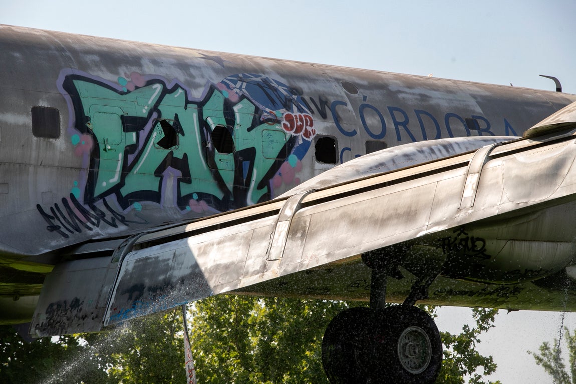 Las imágenes del estado en el que está el avión cultural de Córdoba