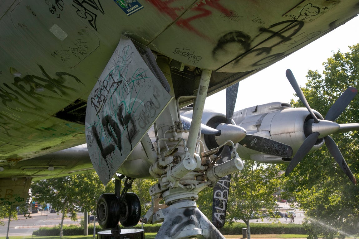 Las imágenes del estado en el que está el avión cultural de Córdoba