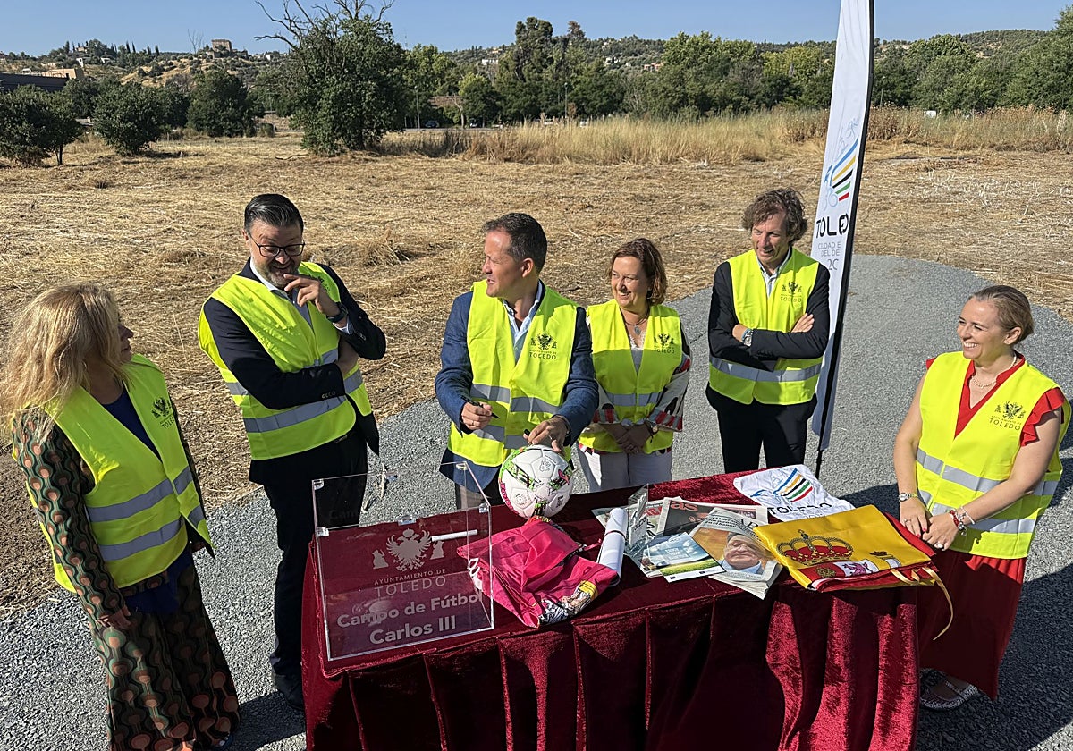 Momento en el que los representantes públicos y de la UCLM proceden a sellar la primera piedra