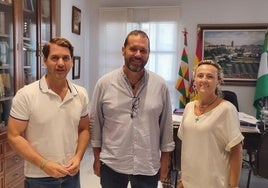 Bernardo Fresnillo, en el centro, junto al alcalde, Fernando Priego, y la delegada de Feria y Fiestas, Rosa Lama