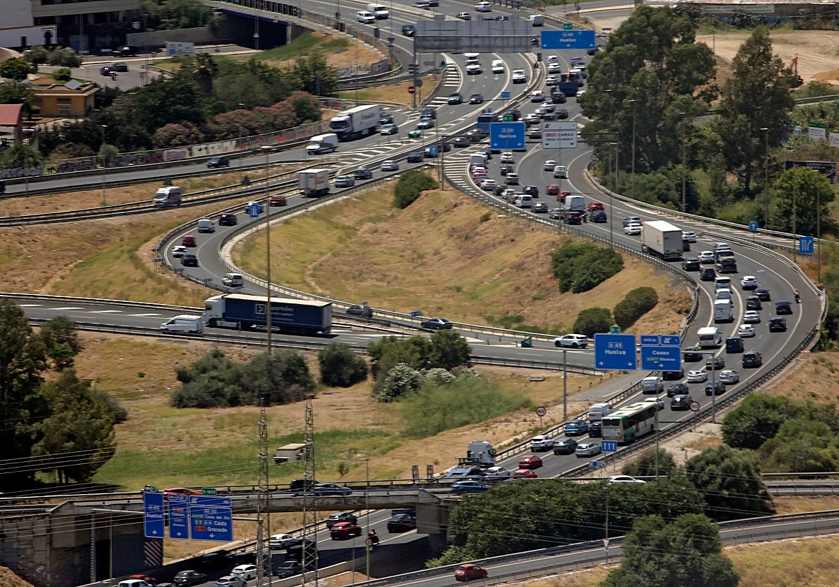 Colas de coches en la salida de Sevilla hacia Huelva