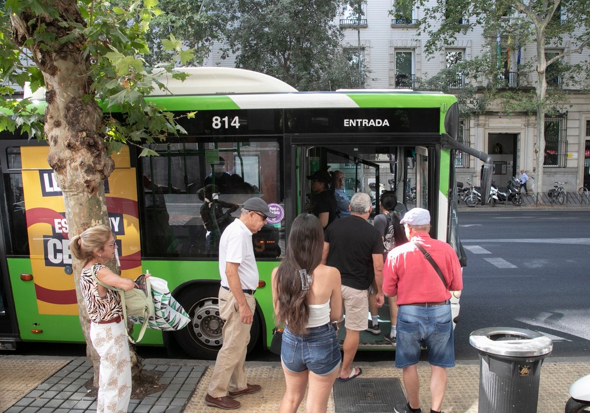 Varios usuarios suben al bus de Aucorsa