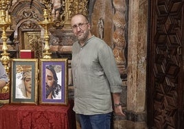El artista cordobés José Manuel Ayllón, durante la presentación de sus obras con las titulares de la Redención de Sevilla, en la Magdalena de Sevilla