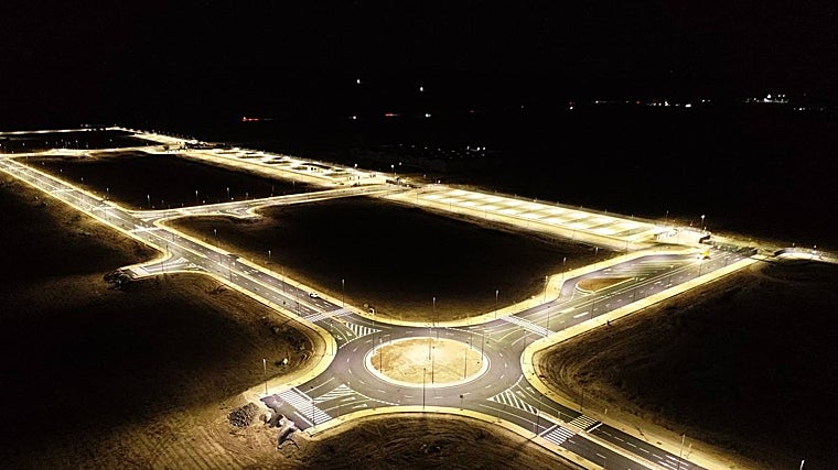 Espectacular vista nocturna e iluminada de la Base Logística