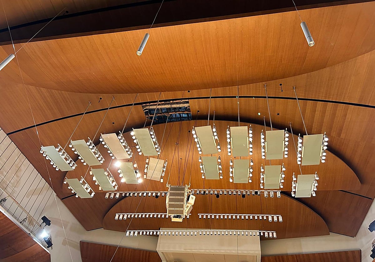 Imagen del panel caído en el camaranchón de la sala Iturbi del Palau de la Música de Valencia