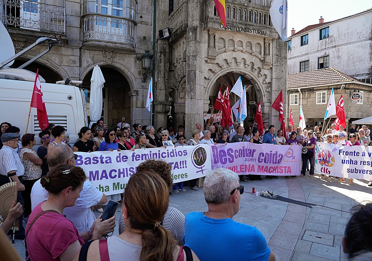 Concentración en rechazo al asesinato de O Porriño, frente al Concello