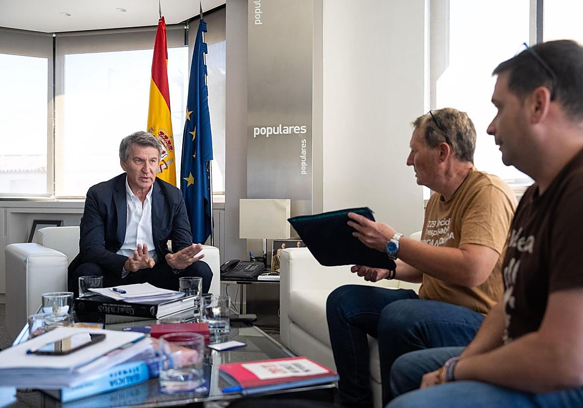 Feijóo, junto a los miembros de la Asociación de damnificados dana Horta Sud-Valencia