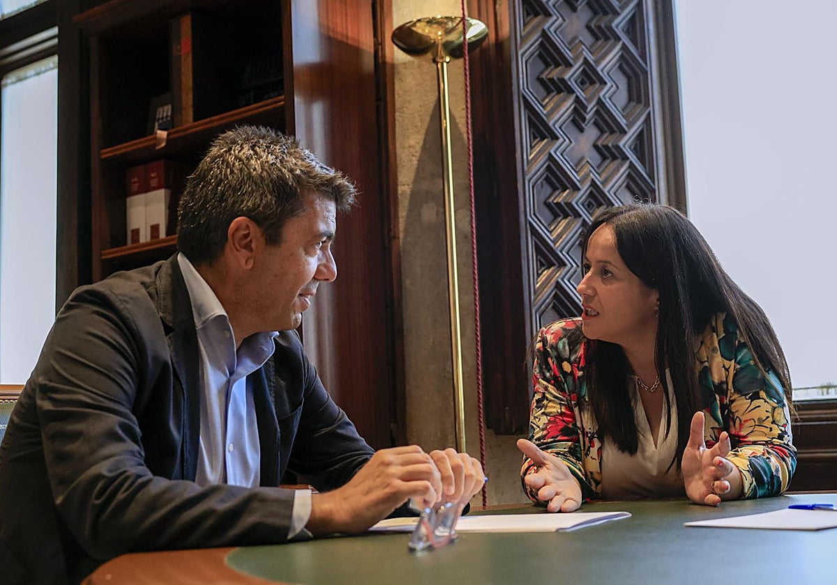 El presidente de la Generalitat, Carlos Mazón, y la alcaldesa de Catarroja, Lorena Silvent, durante la reunión