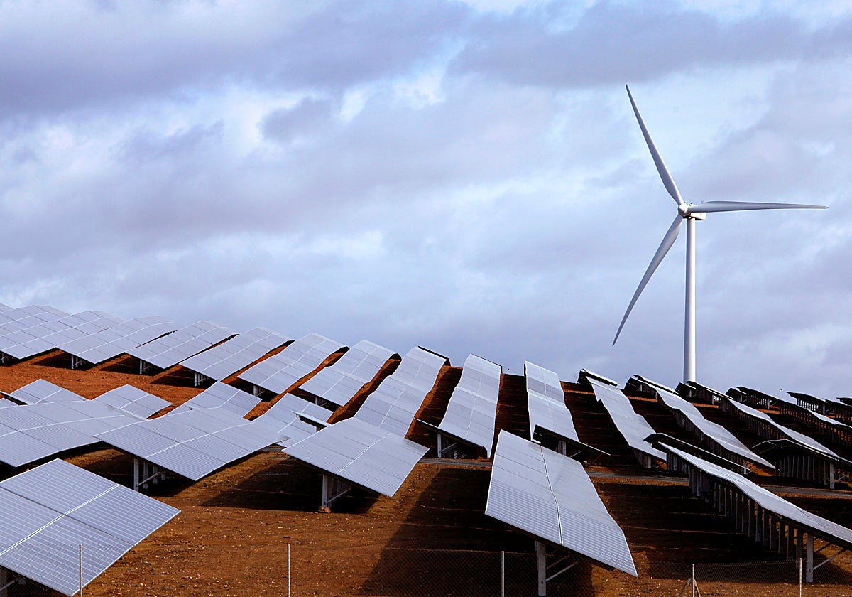 Imagen de archivo de un parque eólico y fotovoltaico de Iberdrola