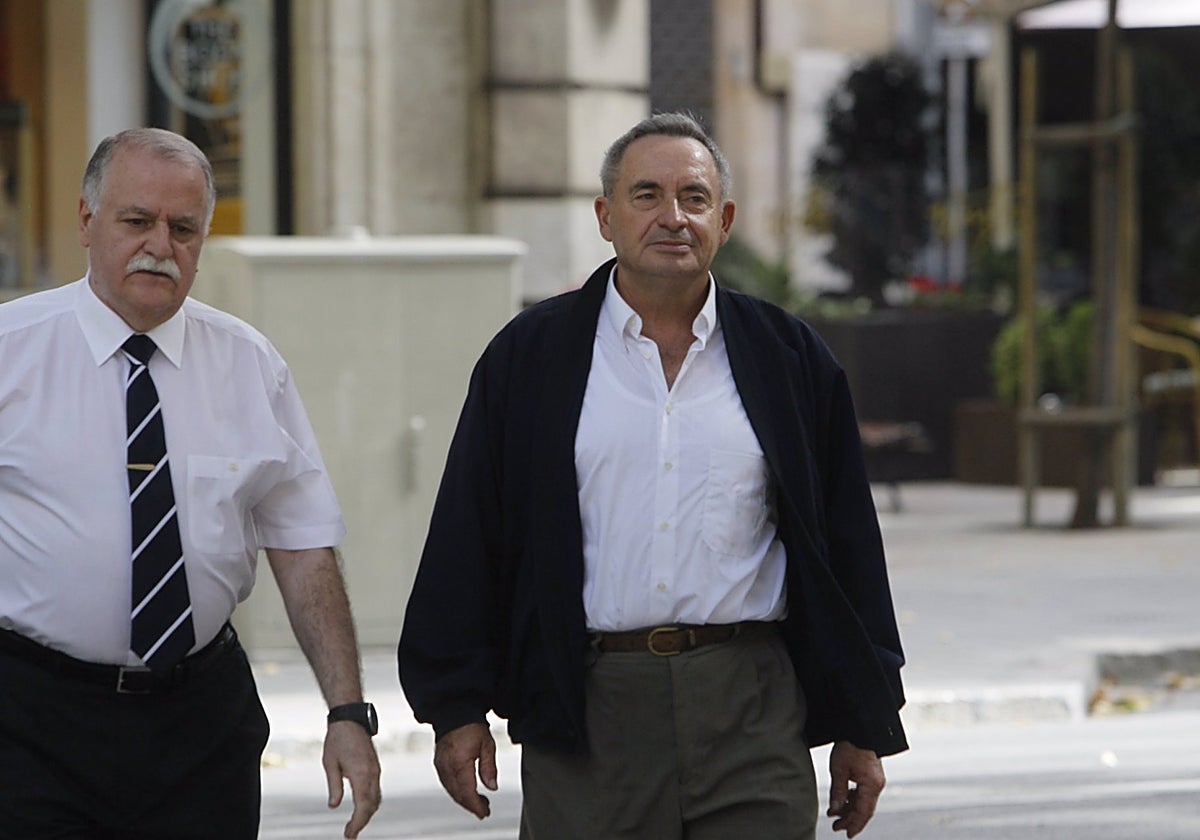 El exrector de la parroquia de Can Picafort, Pere Barceló (derecha).