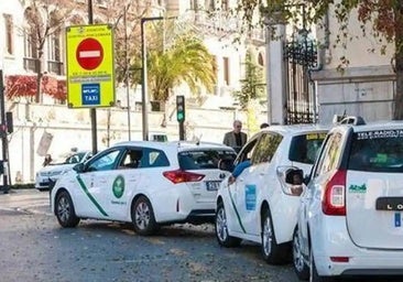 Una parada de taxis en el centro de Granada
