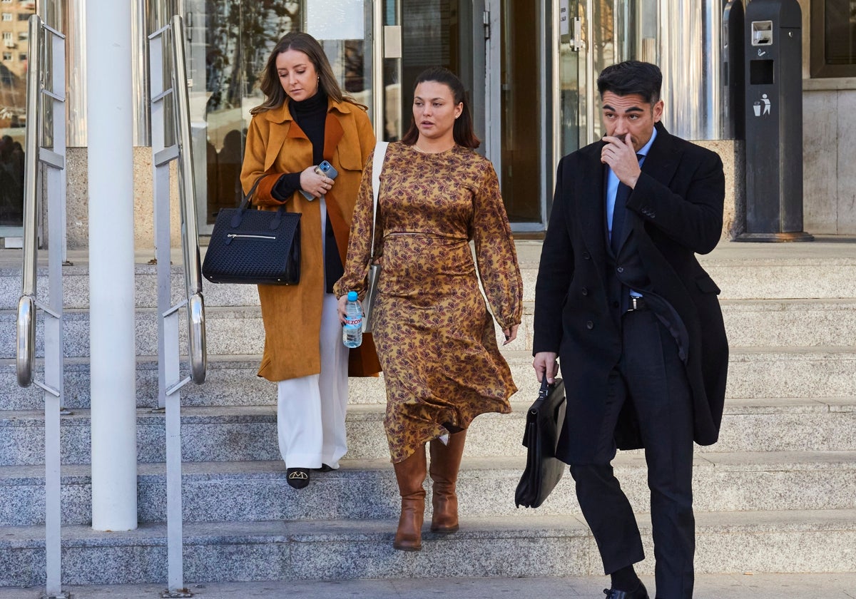 Elisa Mouliáa (c) saliendo de los juzgados