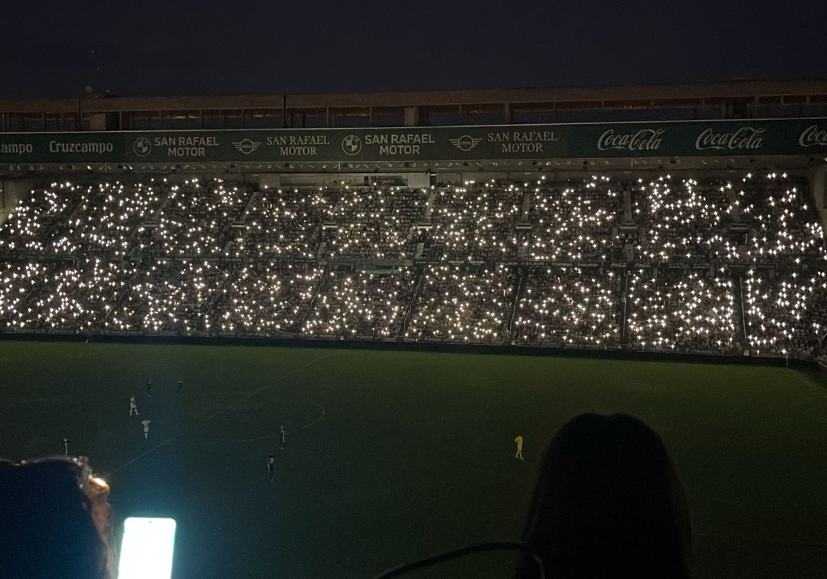 El Arcángel el día del partido ante el Betis a oscuras solo iluminado por los teléfonos móviles de los asistentes