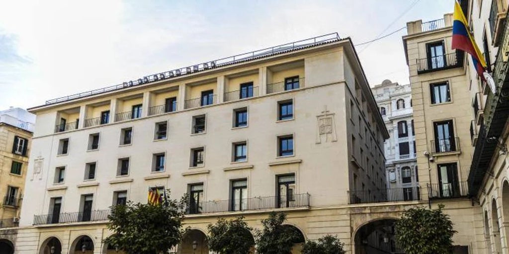 Cinco años de cárcel para un camarero por intentar matar y paralizar una cuerda vocal a un cliente en Benidorm