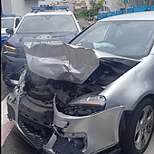 El conductor de un coche robado embiste dos vehículos policiales en una persecución «a gran velocidad» en Las Palmas