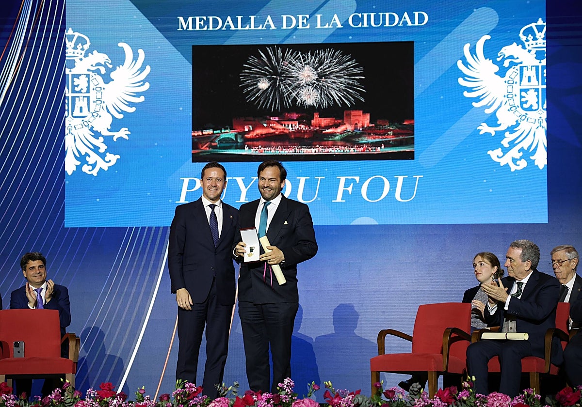 De la Villéon recoge su Medalla de Oro de la Ciudad de Toledo de manos del alcalde en enero de este año