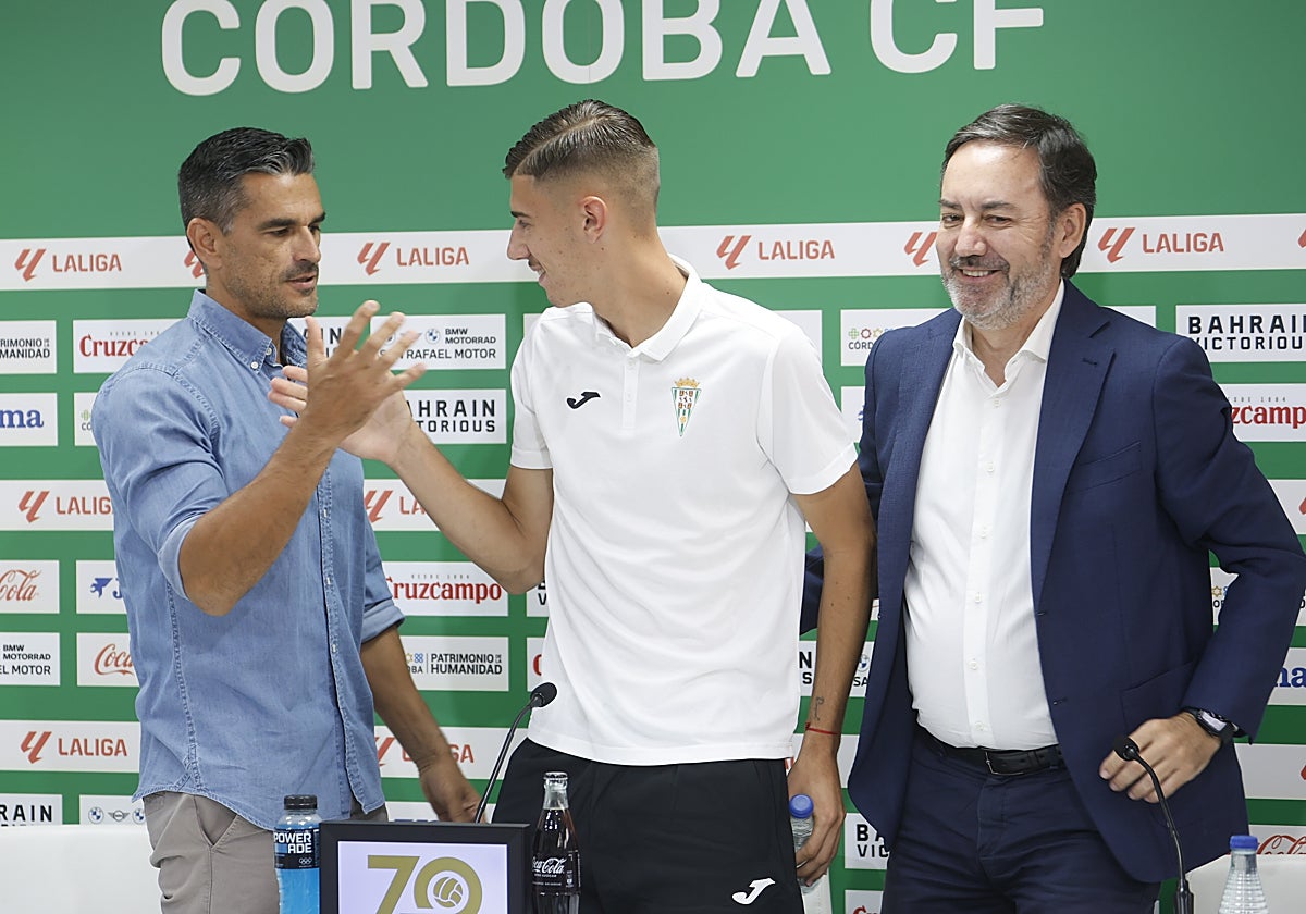 'Juanito' y Fernández Monterrubio en la presentación de Dani Requena