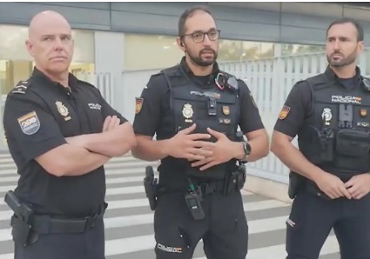 Los tres agentes, Ismael, Rubén y Kike, que salvaron la vida del bebé, la ambulancia en la que fue trasladado y el momento en el que los policías intervinieron para ayudar al menor