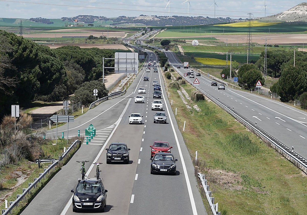 Una imagen de archivo de vehículos en la A-6 a la altura de la localidad vallisoletana de Tordesillas