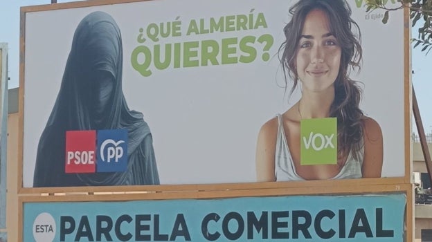 Imagen antes - Una de las vallas de Vox ha sido cubierta por una lona negra durante este jueves
